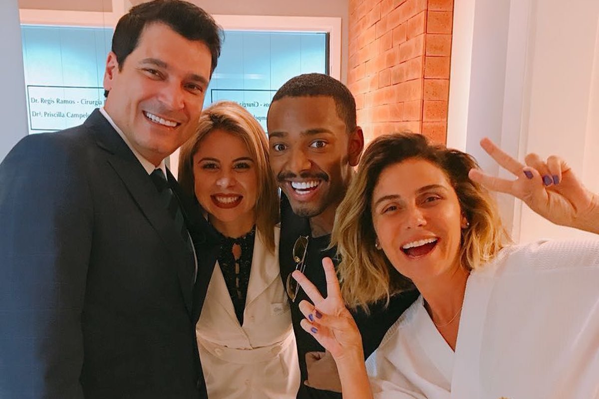 O cirurgião plástico Regis Ramos e sua mulher, a dentista Priscilla Campelo, com Nego do Borel e Giovanna Antonelli