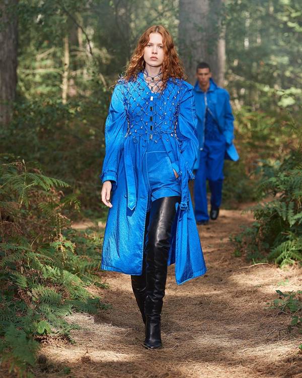 Modelos em desfile da Burberry na floresta