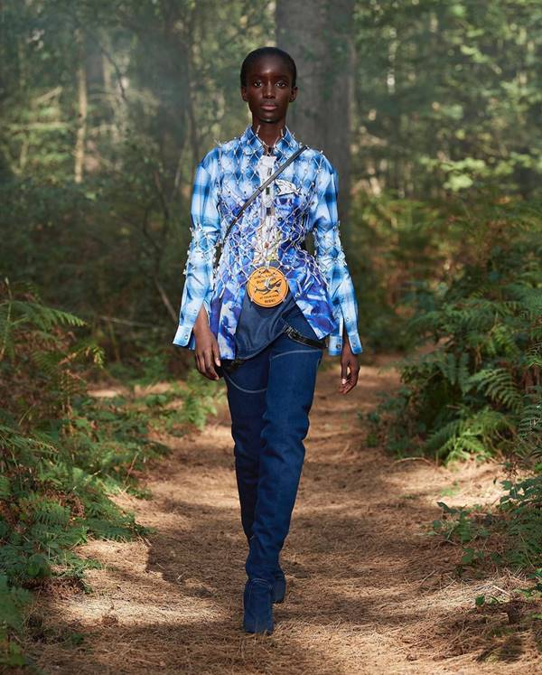 Modelos em desfile da Burberry na floresta