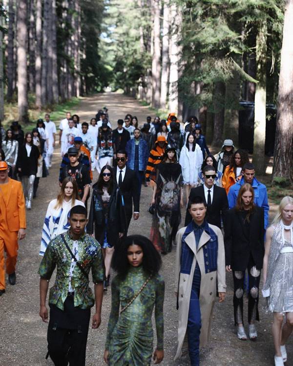 Modelos em desfile da Burberry na floresta