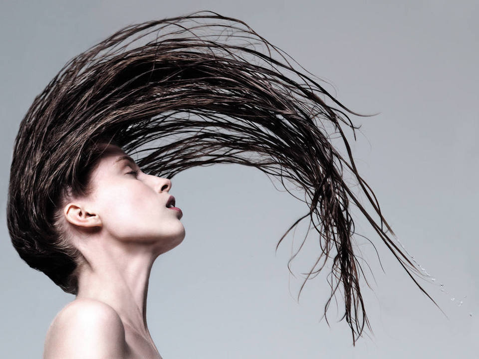 Água para o cabelo: saiba o poder das águas com gás, de coco e termal