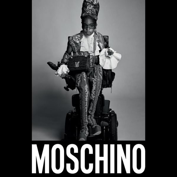 Modelo Aaron Philip estrela nova campanha da Moschino