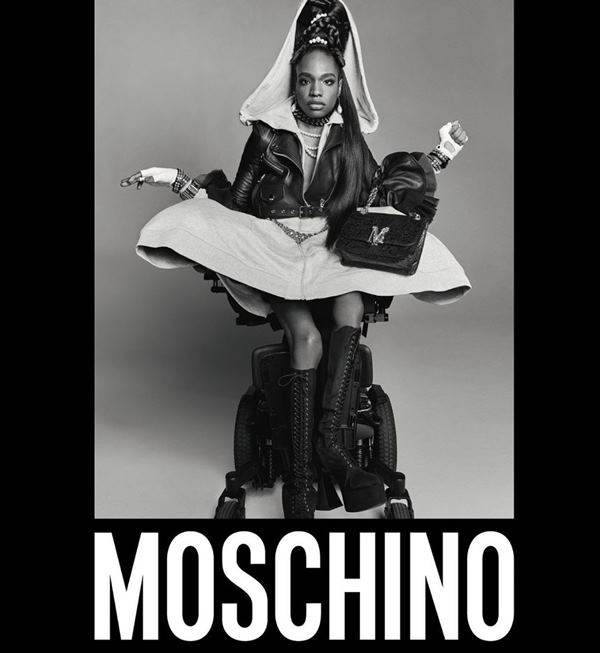 Modelo Aaron Philip estrela nova campanha da Moschino