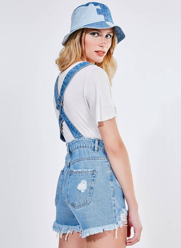 Modelo usando peças em jeans da Youcom