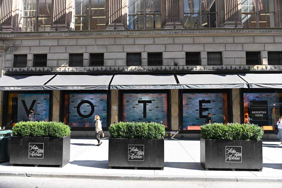 Vitrines da Saks Fifth Avenue com a palavra VOTE