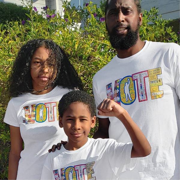 Família com camisetas "Vote", da Gap