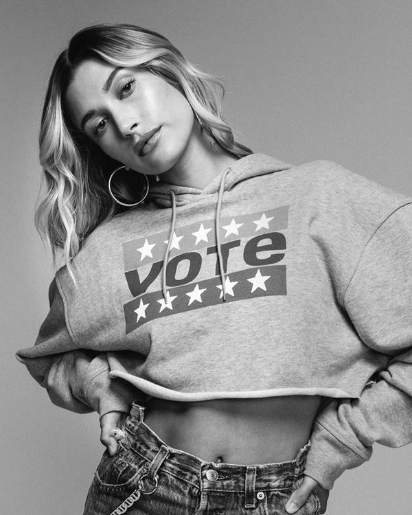 Hailey Bieber com moletom cropped da Levi's, "Vote"