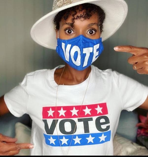 Mulher com camiseta e máscara "Vote", da Levi's