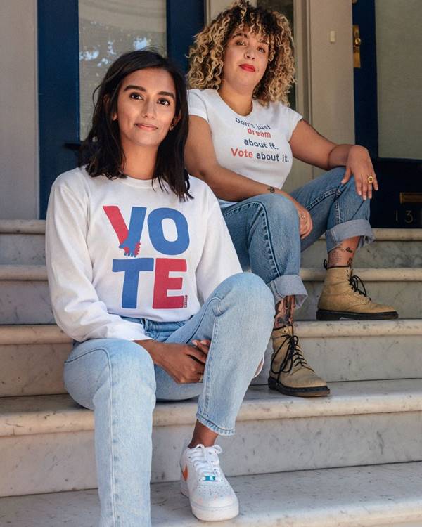 Mulheres com moletom e camiseta da Levi's