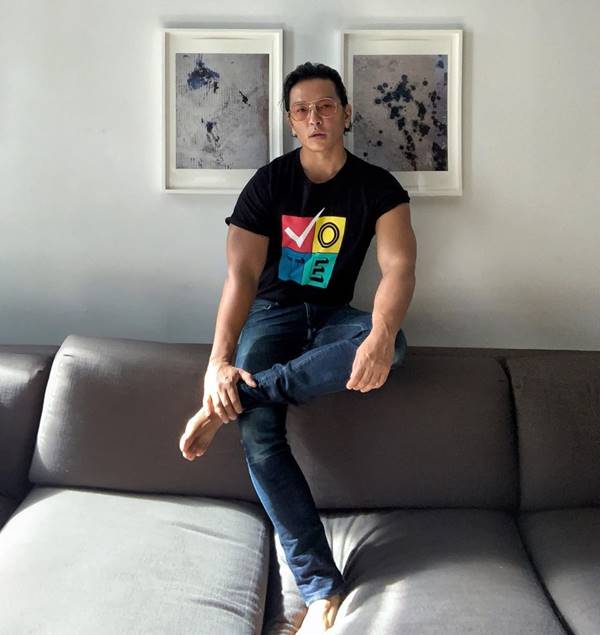 Prabal Gurung com camiseta Vote, da própria marca homônima