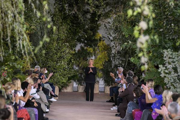 Estilista Alberta Ferretti no desfile de primavera/verão 2021 da marca