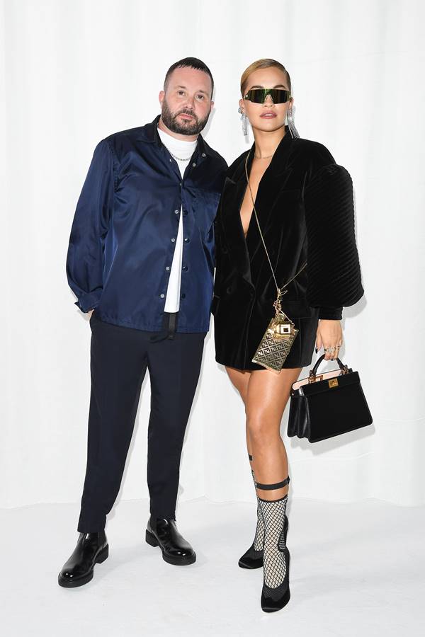 Kim Jones e Rita Ora no desfile de primavera/verão 2021 da Fendi