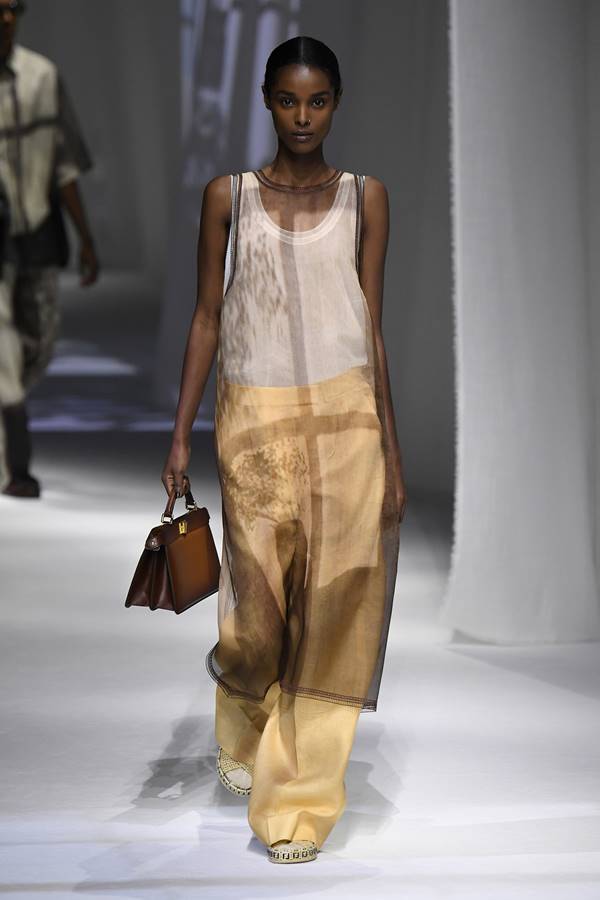 Look da passarela da Fendi de primavera/verão 2021