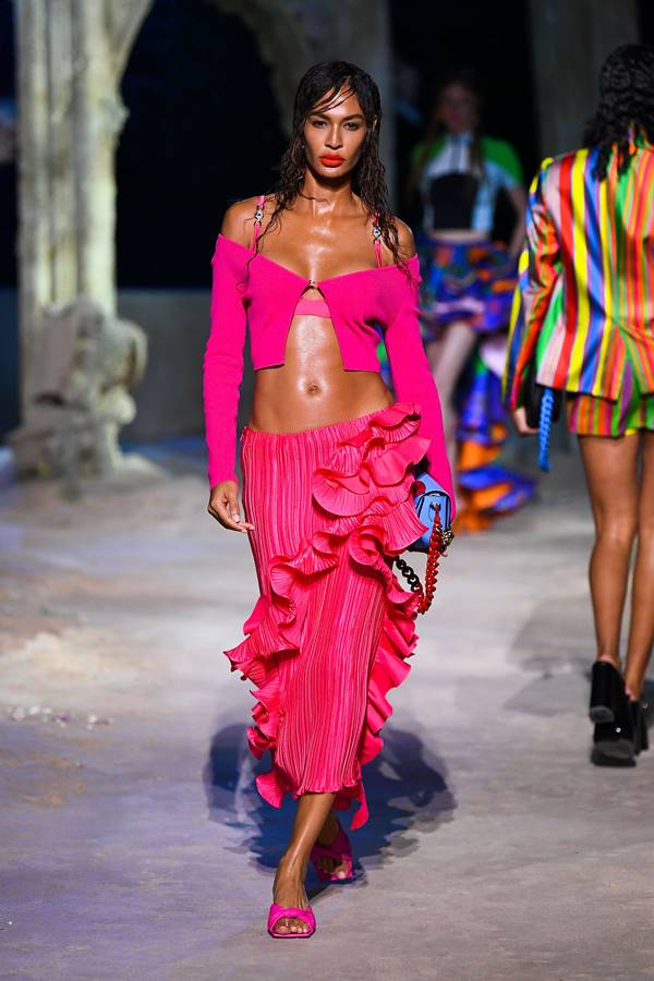 Look da passarela da Versace de primavera/verão 2021