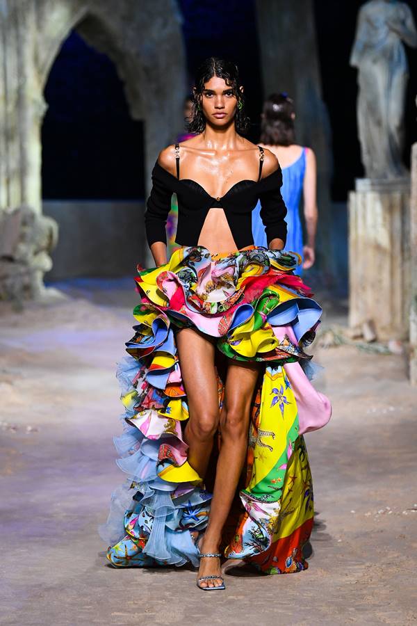 Look da passarela da Versace de primavera/verão 2021