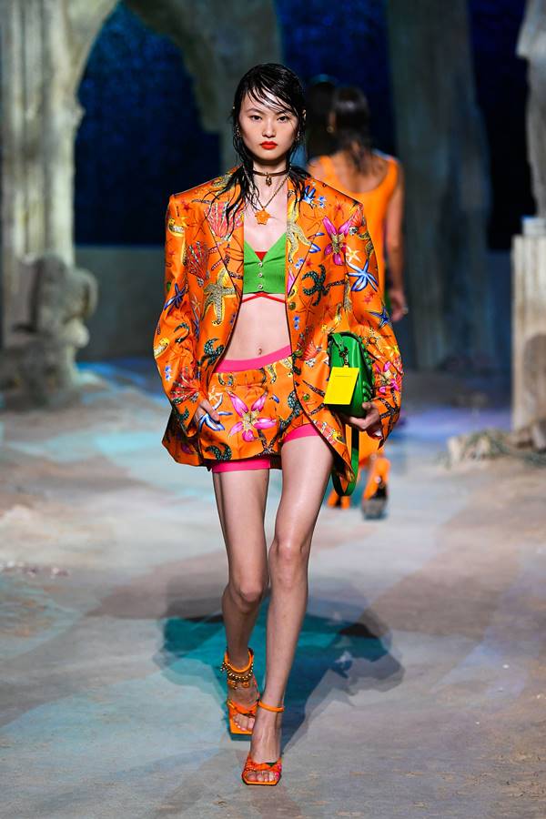 Look da passarela da Versace de primavera/verão 2021