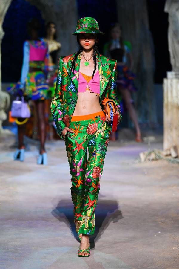 Look da passarela da Versace de primavera/verão 2021