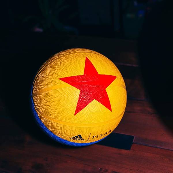 Bola de basquete da Adidas inspirada em Toy Story