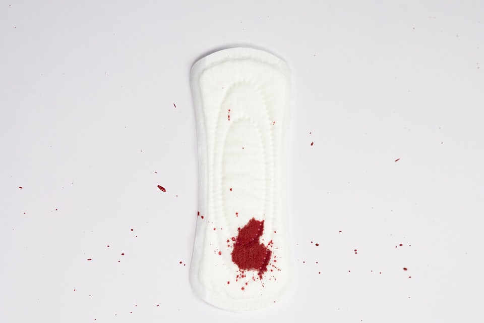 Absorvente com mancha de sangue de menstruação - Metrópoles