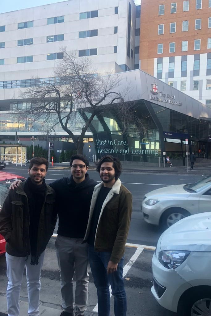 Os três irmãos, então estudantes de medicina, visitando o Hospital da Universidade de Melbourne, Austrália- 2018