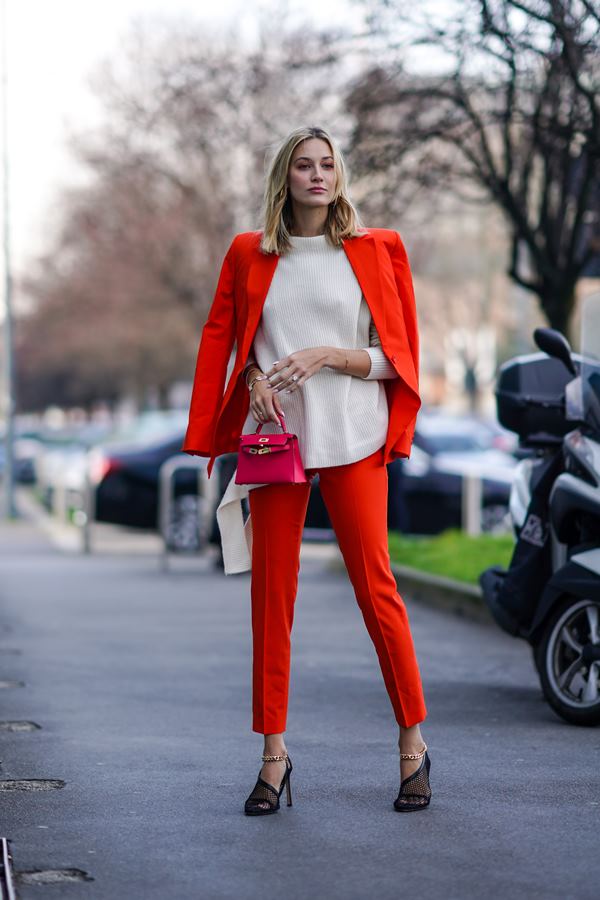 Street Style com peças em vermelho