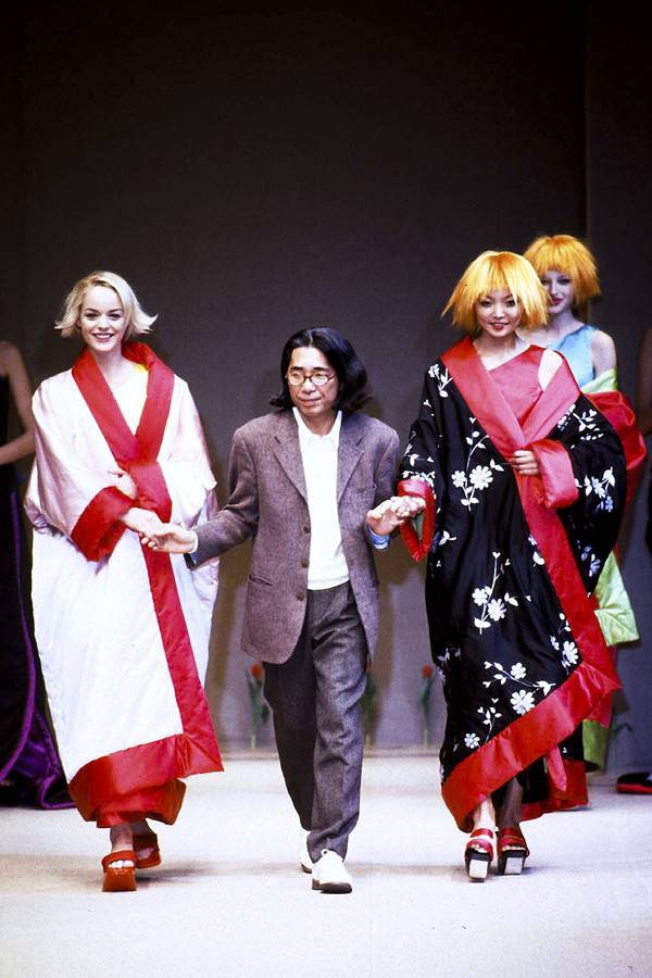 Estilista Kenzo Takada em desfile