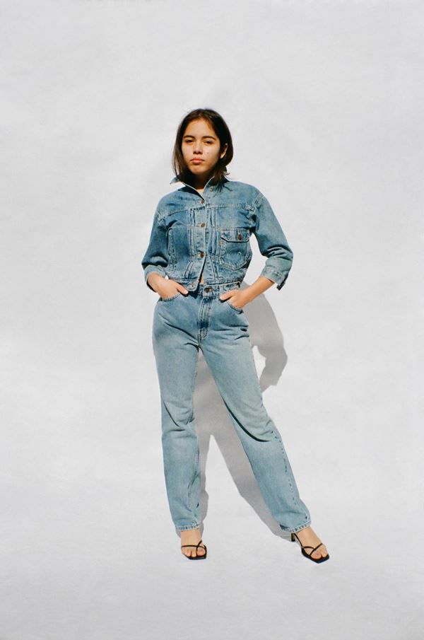 Modelo com jeans vintage da Levi's