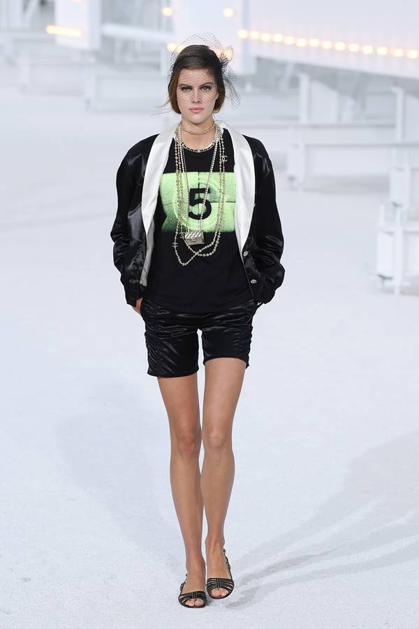 Modelo na passarela da Chanel de primavera/verão 2021