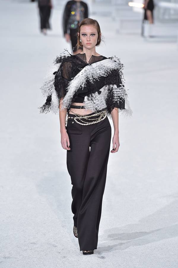 Modelo na passarela da Chanel de primavera/verão 2021