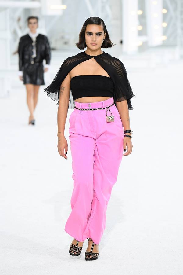 Modelo na passarela da Chanel de primavera/verão 2021