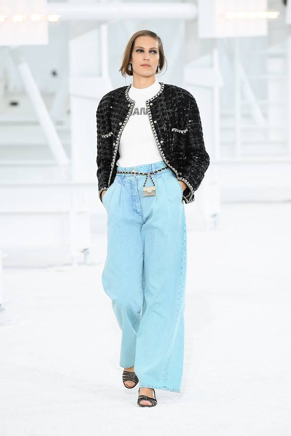 Modelo na passarela da Chanel de primavera/verão 2021