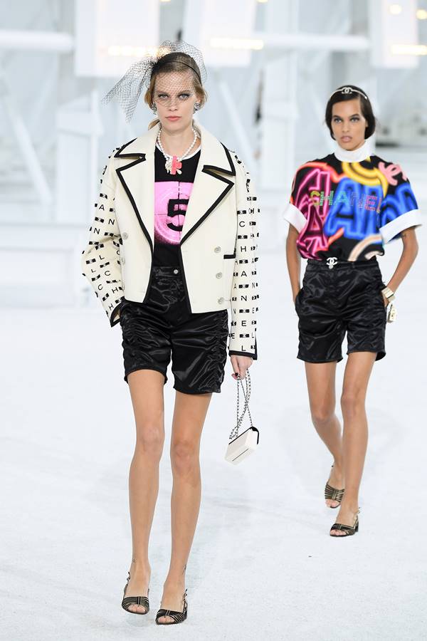 Modelo na passarela da Chanel de primavera/verão 2021