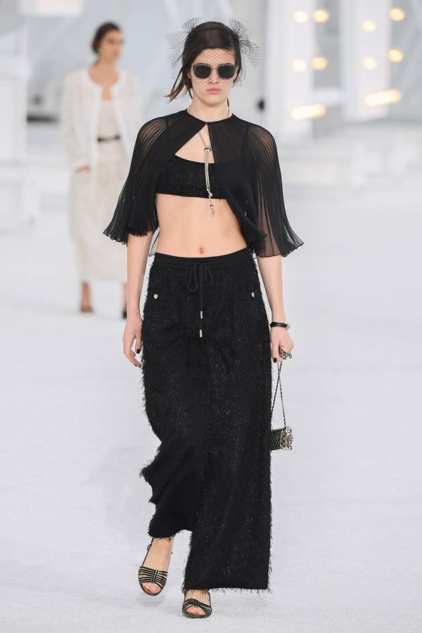 Modelo na passarela da Chanel de primavera/verão 2021