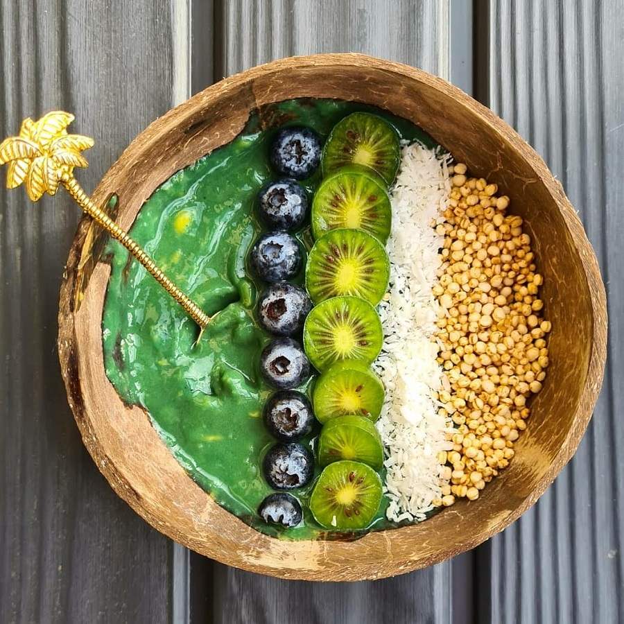 Bowl de manga com Spirulina e toppings de blueberries, quinoa, coco ralado e kiwi