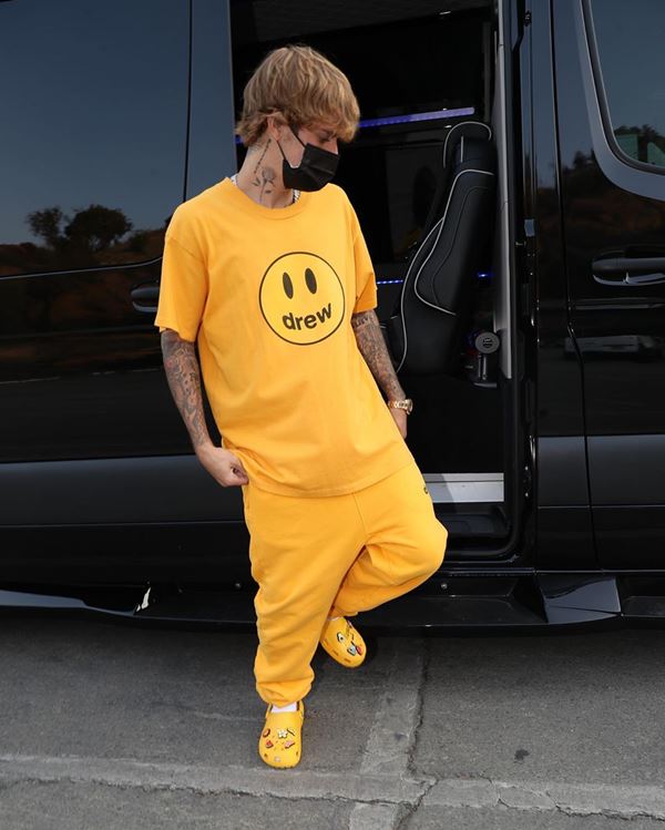 Justin Bieber usando crocs