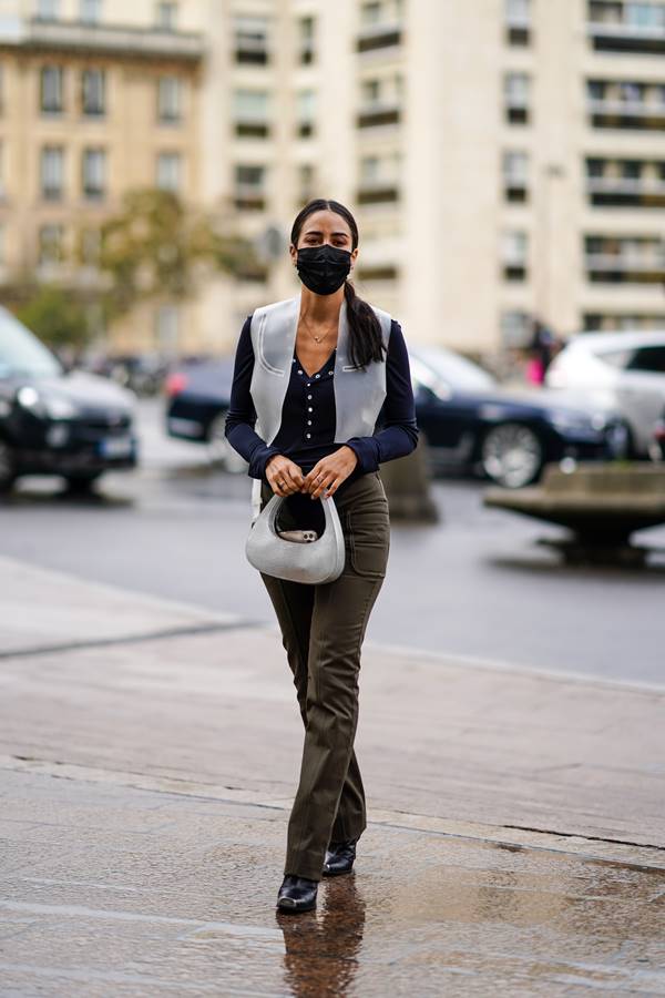 Tamara Kalinic com a bolsa Swipe Bag, da Coperni