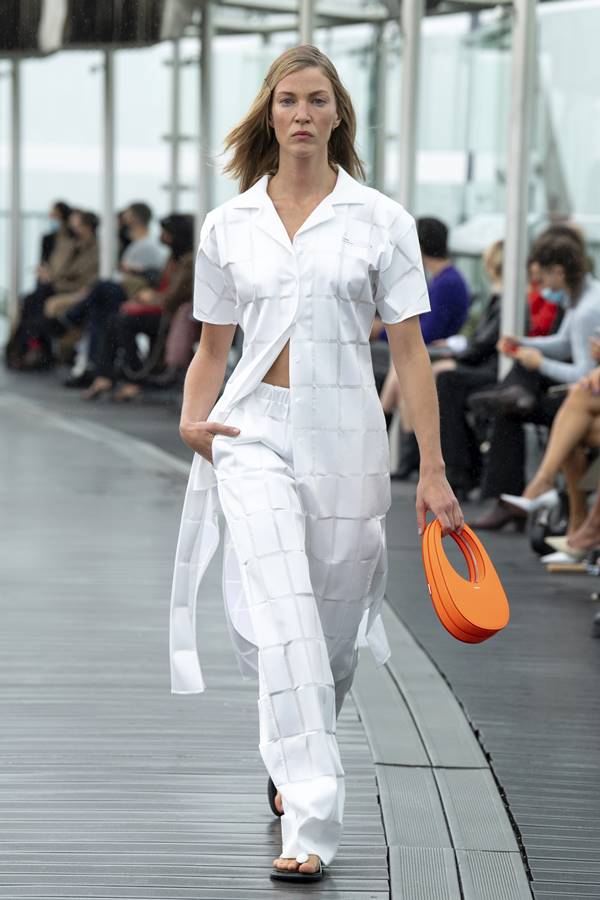 Modelo no desfile de primavera/verão 2021 da marca Coperni