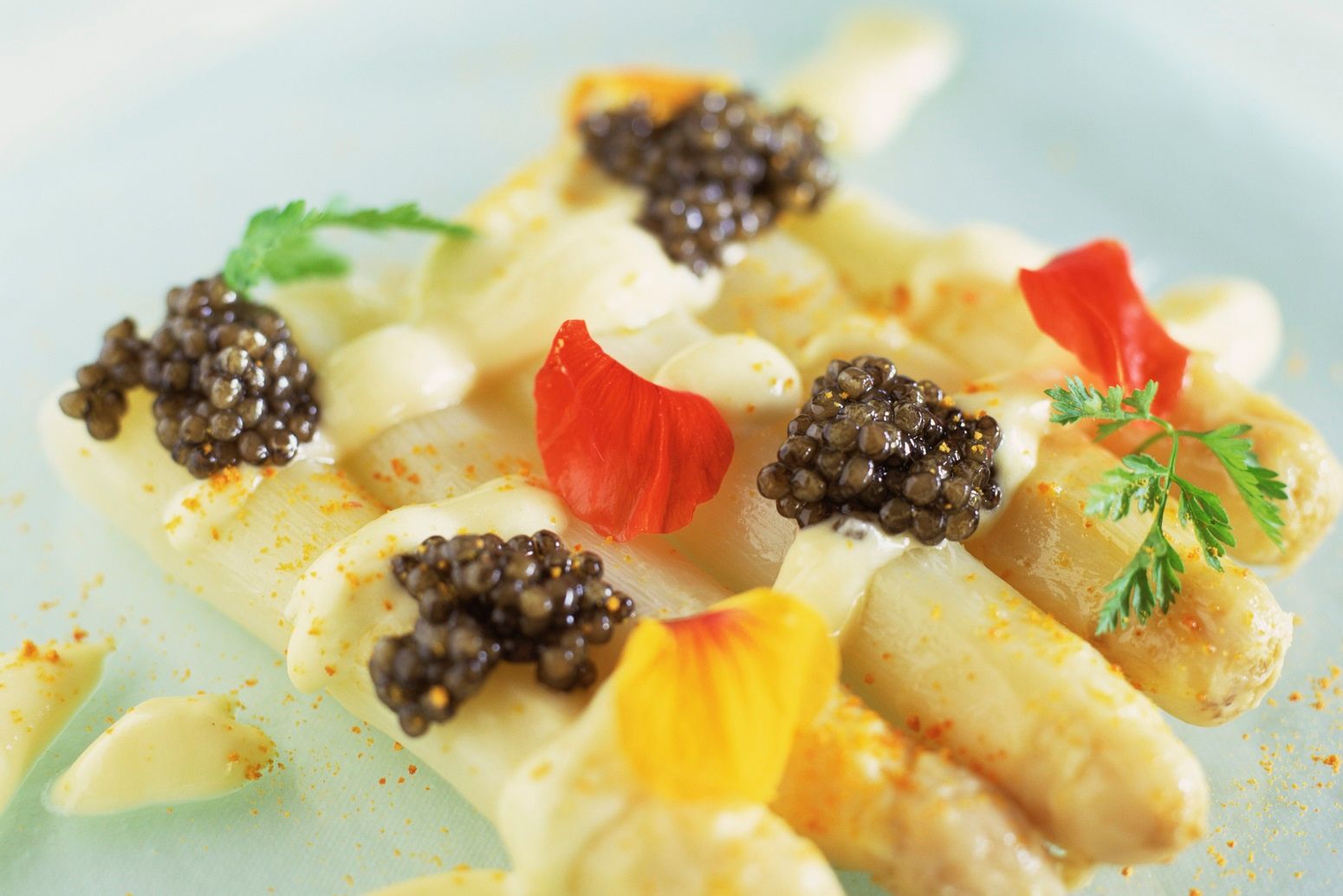 Caviar ossetra em salada de aspargos