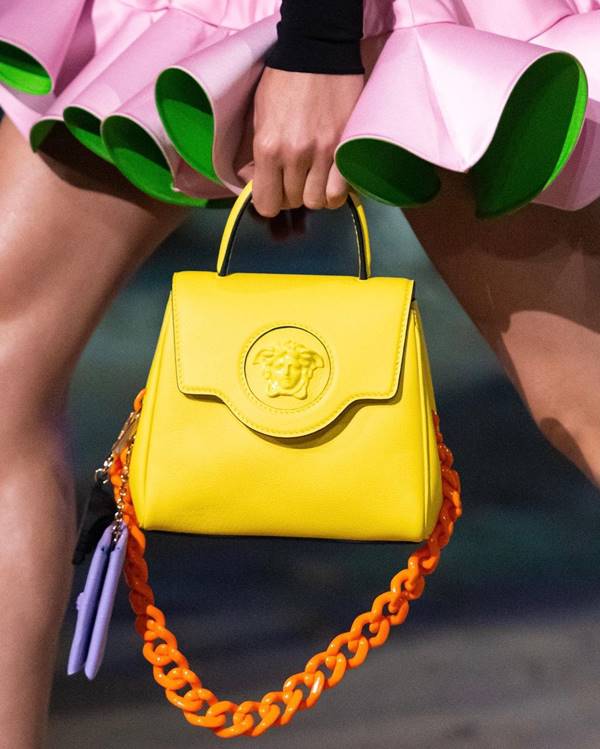 Versace - bolsa com fechamento flap