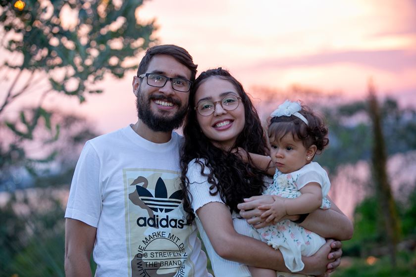 Lucas Gazineu, Isabella Almeida com a pequena Elisa França