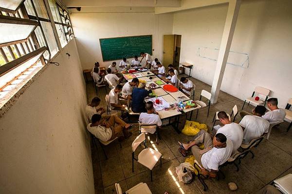 Detentos fazendo crochê, no Projeto Ponto Firme