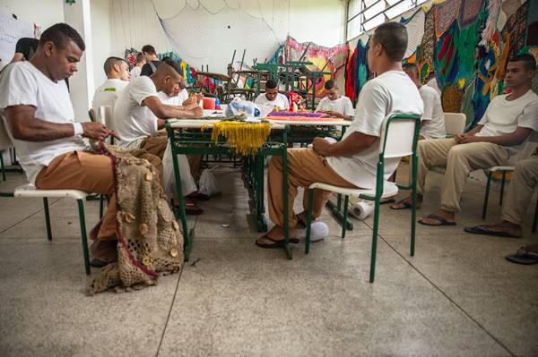 Detentos fazendo crochê, no Projeto Ponto Firme