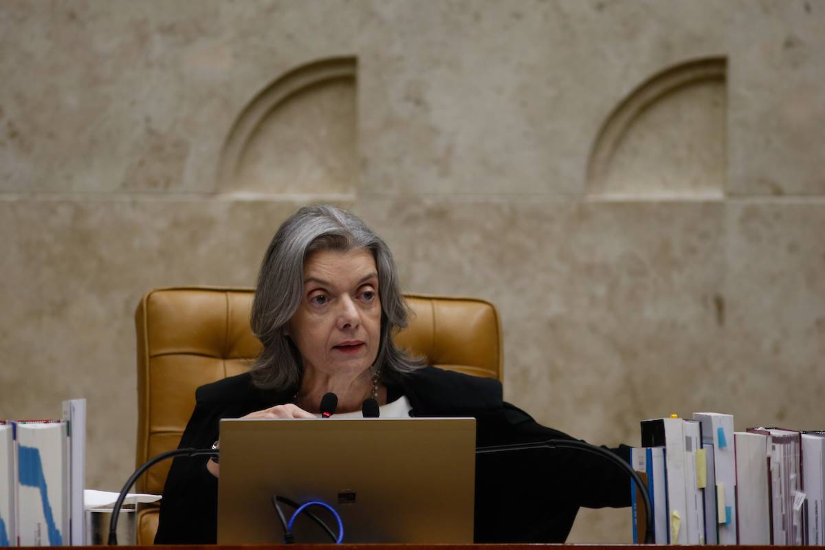 Há “prova cabal” da atuação de Bolsonaro em trama golpista, diz Cármen
