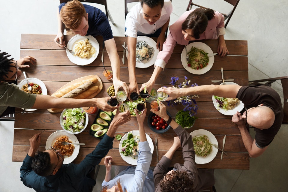 grupo de pessoas sentado à mesa