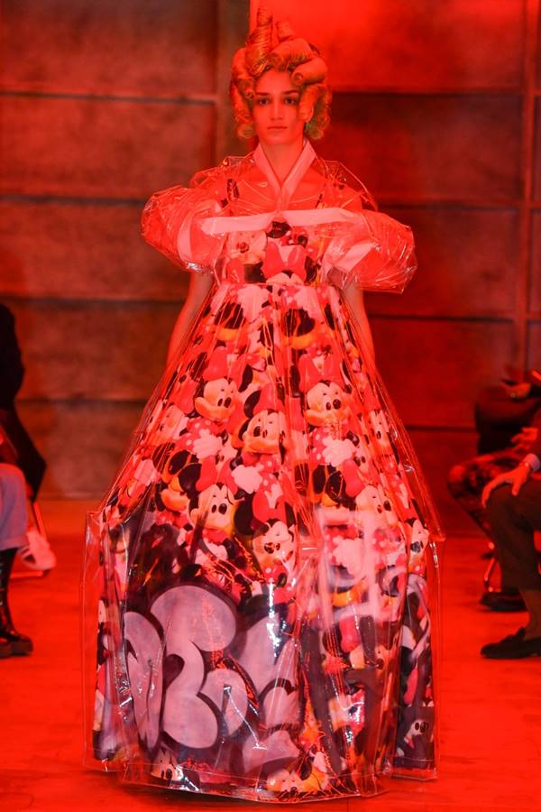 Look da coleção primavera/verão 2021 da Comme des Garçons