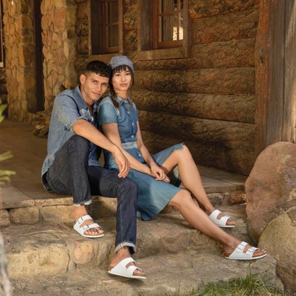 Casal usando sandálias da Birkenstock