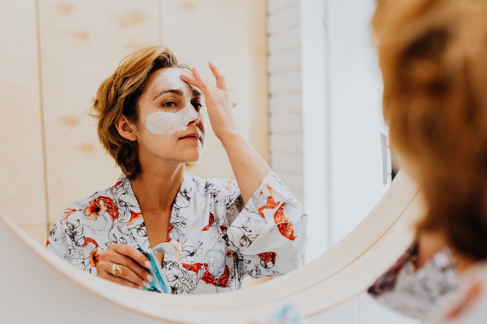 rosto de mulher com máscara facial