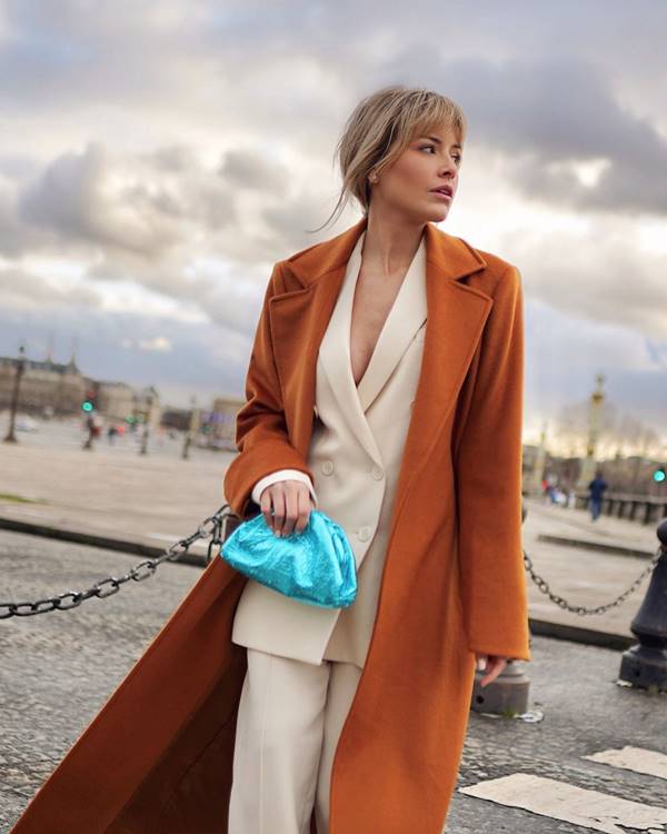 Influencer Carol Jannini no street style de Paris, em fevereiro de 2020