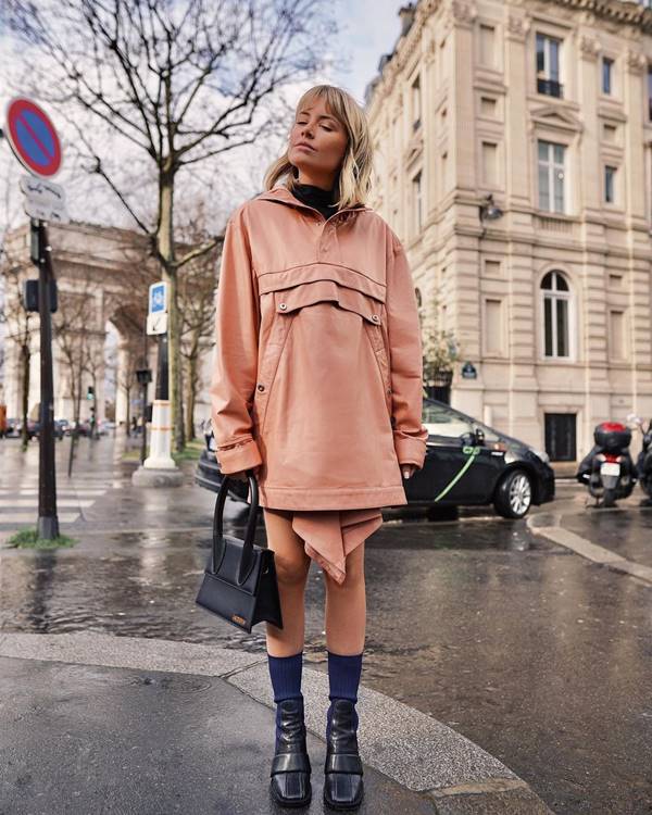 Influencer Carol Jannini no street style de Paris, em fevereiro de 2020