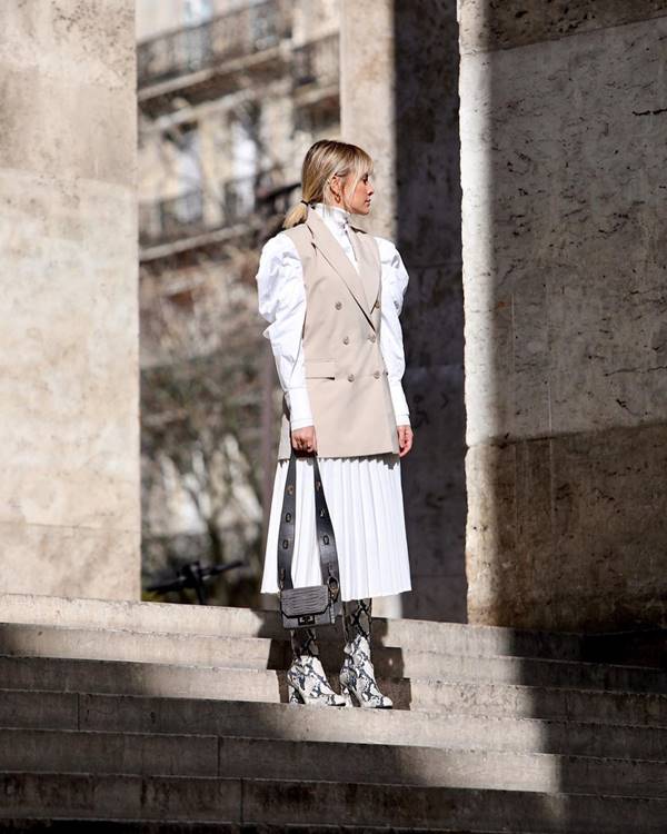 Influencer Carol Jannini no street style de Paris, em fevereiro de 2020